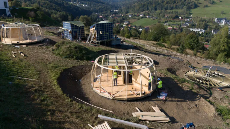 Hochwertige Konstruktion aus gebogen-verleimtem Holz für maximalen Komfort und Stil.