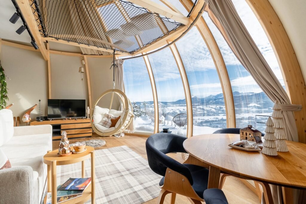 Maximales natürliches Licht dank hoher Fenster.