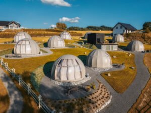 Moderne, ganzjährige Glamping-Zelte in malerischer Umgebung.