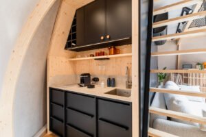 Moderne Küche im Holzinternieur des Glampings von Rikkver.